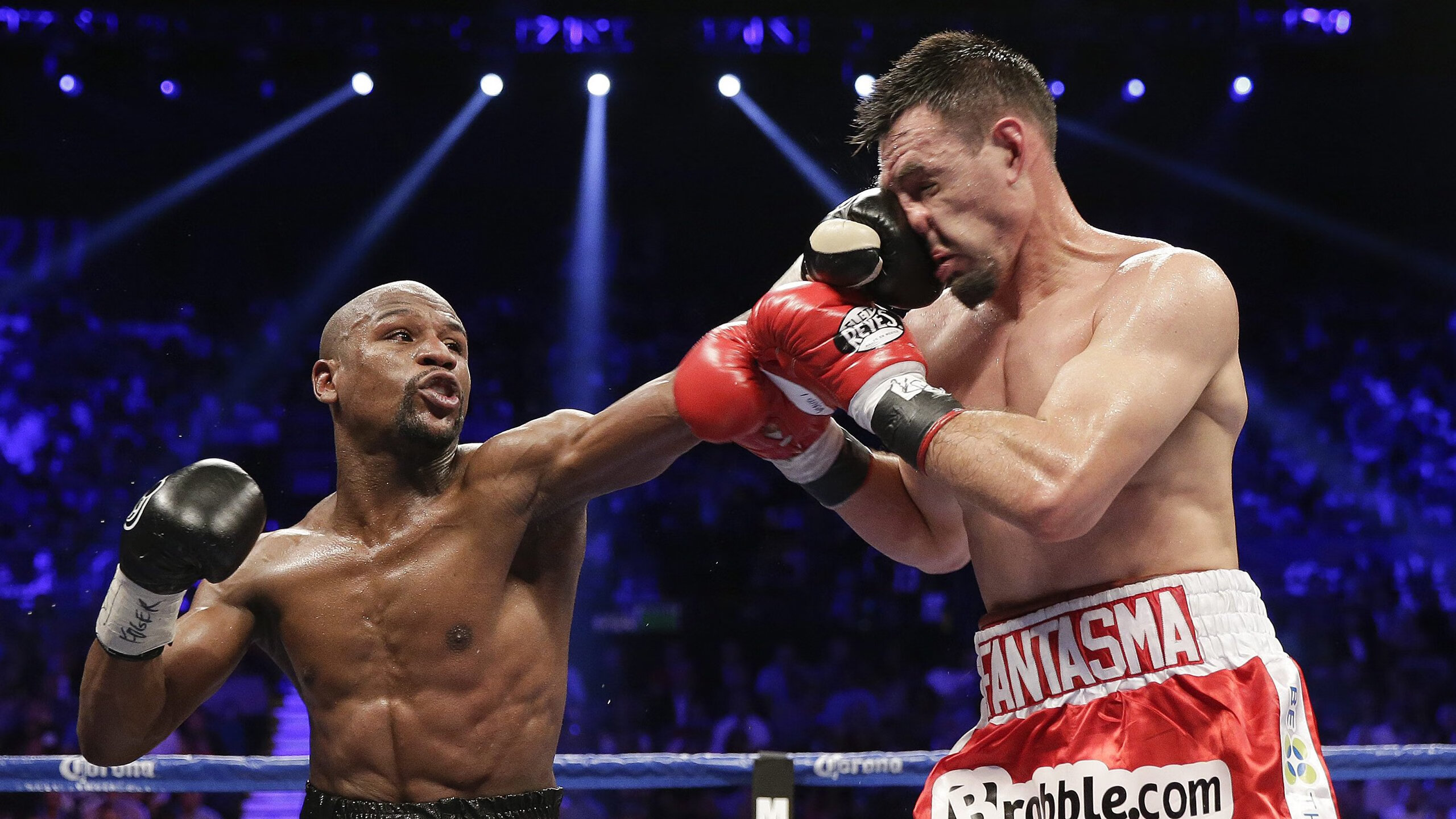 九游体育入口-足球场上的“巨星”，他们的表现令人惊讶！，踢足球巨星